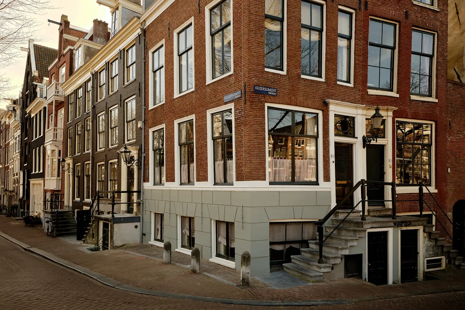 Vibrant-Amsterdam-Home-Tour-Domino-01