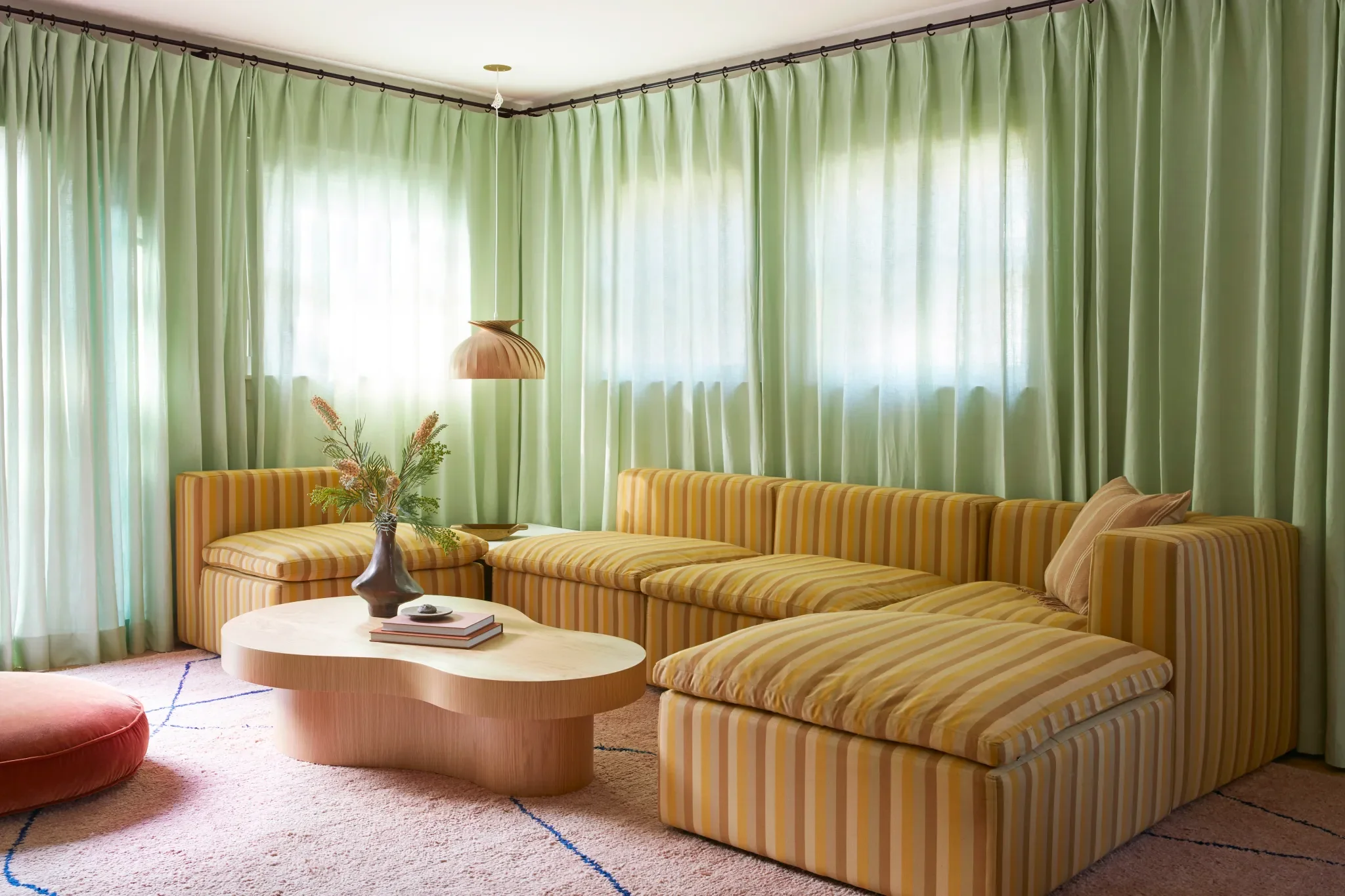 Mastering the Retro-Chic Interior Aesthetic: Four Expert Design Principles for Nostalgic Home Environments