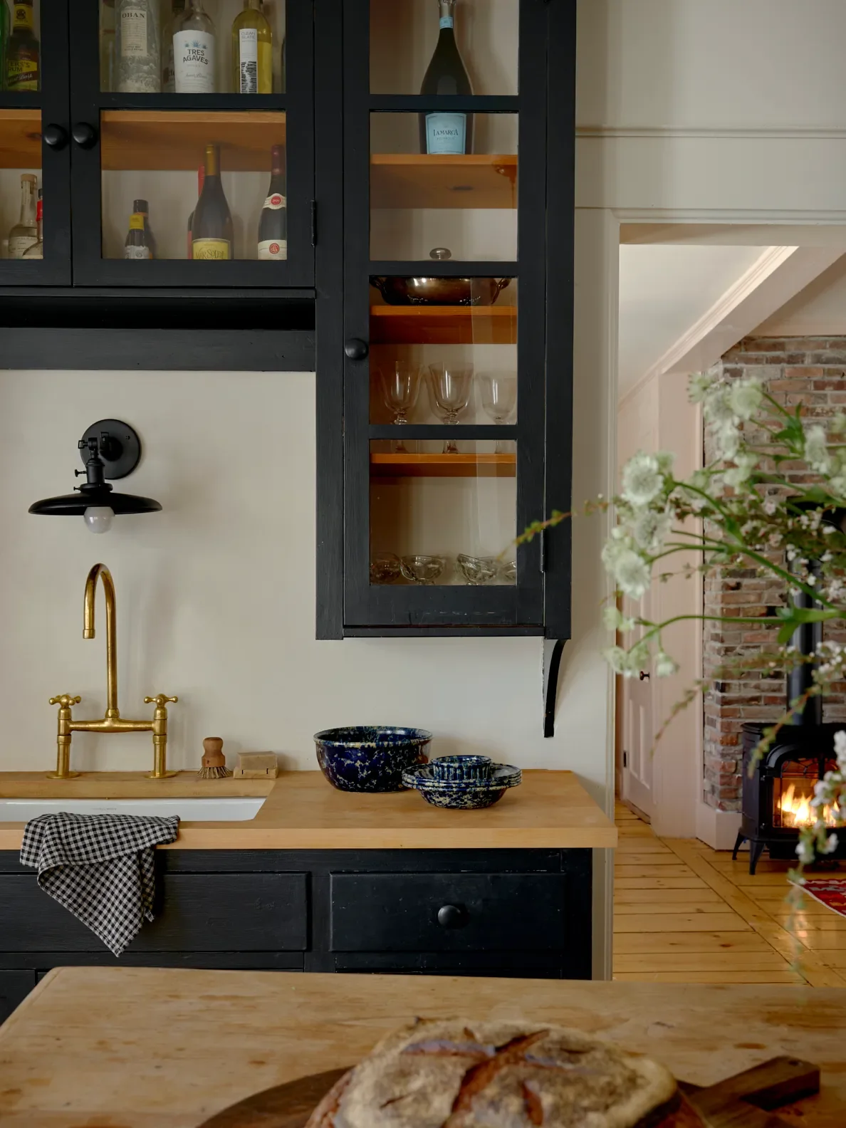 Paint,Dimityby Farrow & Ball; Bowls,Bennington Potters.